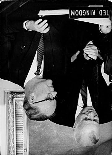 Sir Patrick Henry Dean'in Nükleer Profil Dışı Antlaşmayı imzalayan eski fotoğrafı, Washington Temmuz 1968.