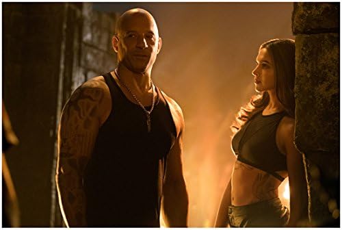 XXX Deepika Padukone ile Xander Cage Vin Diesel'in Dönüşü 8 x 10 inç Fotoğrafa Bakıyor
