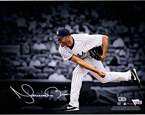 Mariano Rivera New York Yankees İmzalı 11 x 14 Atış Spot Işığı Fotoğrafı - İmzalı MLB Fotoğrafları